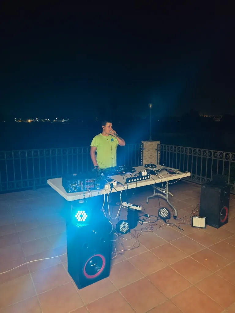 Dj Ximo en acción pinchando en directo
